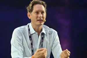 Exor accelera il cambiamento: con l’addio a Iveco Elkann ha 4 miliardi pronti da investire